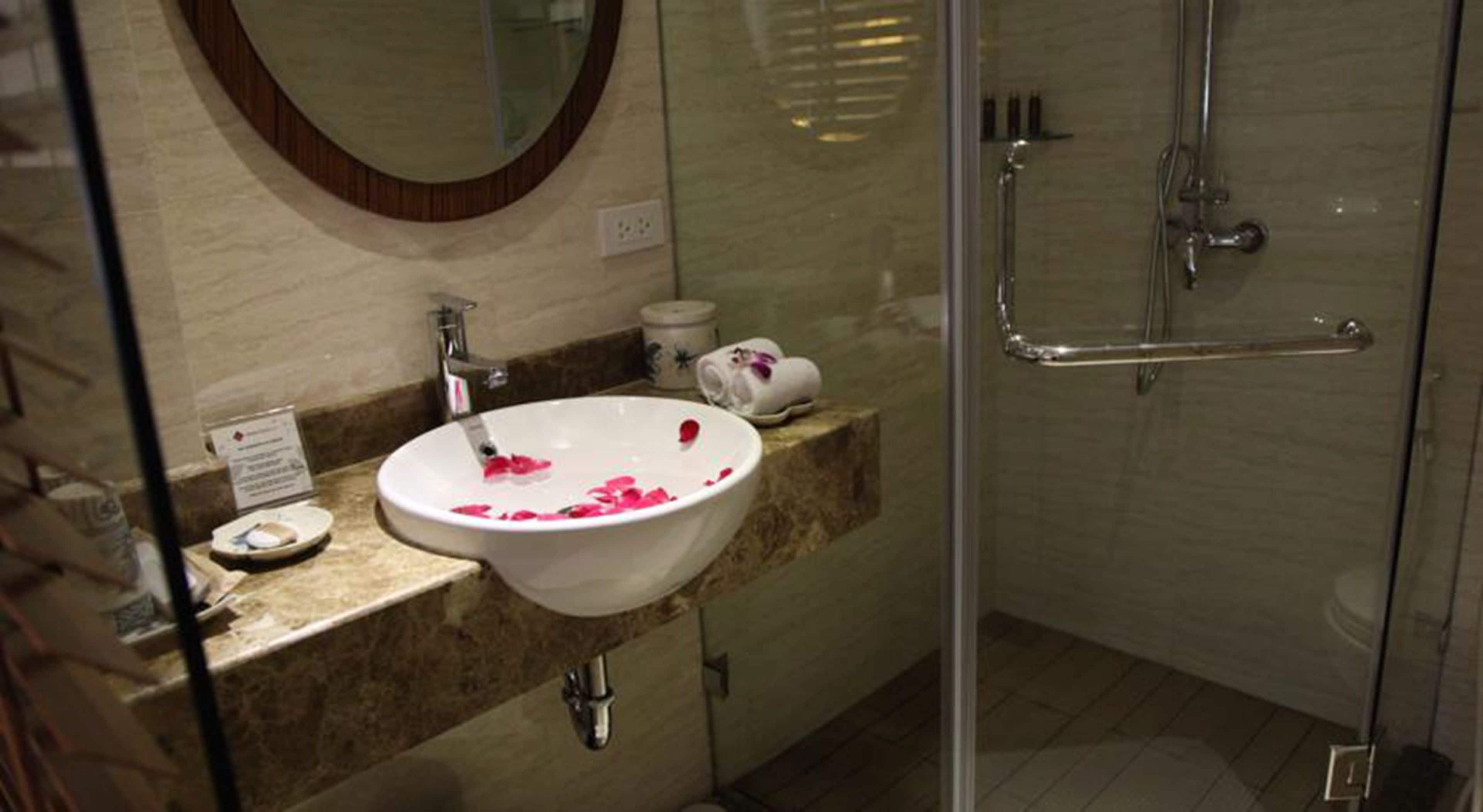 deluxe room | premium bedding, pillow-top beds, minibar, in-room safe