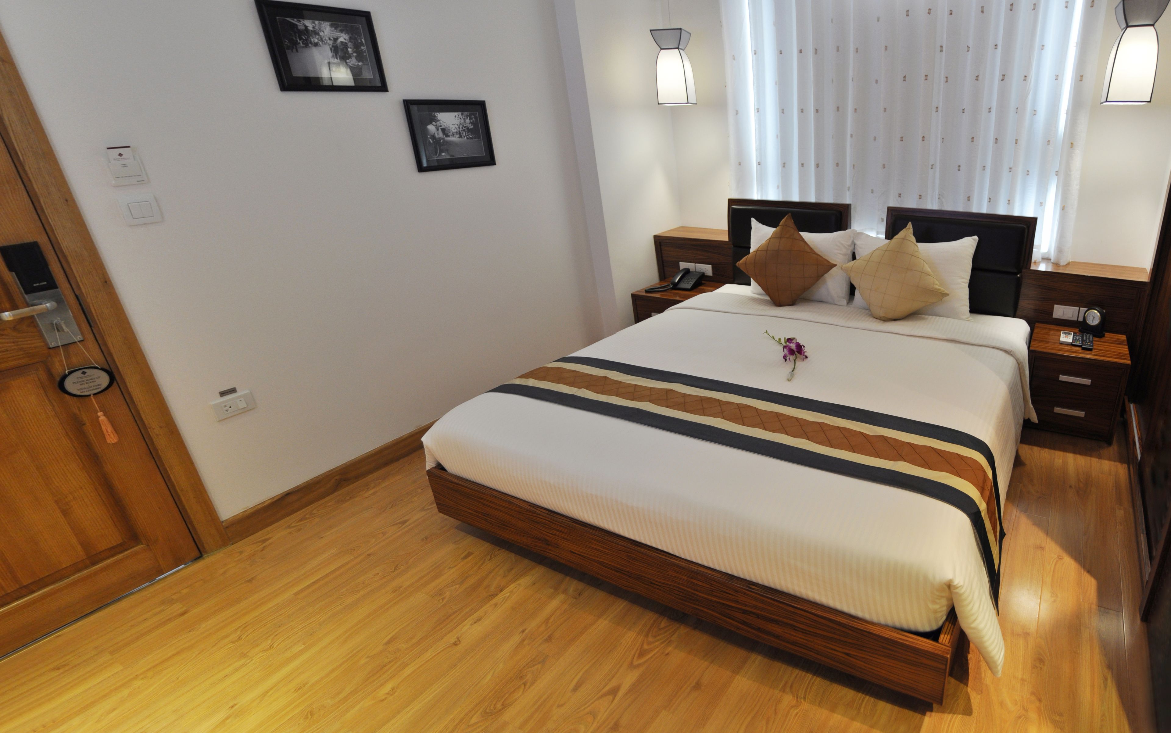 deluxe room | premium bedding, pillow-top beds, minibar, in-room safe