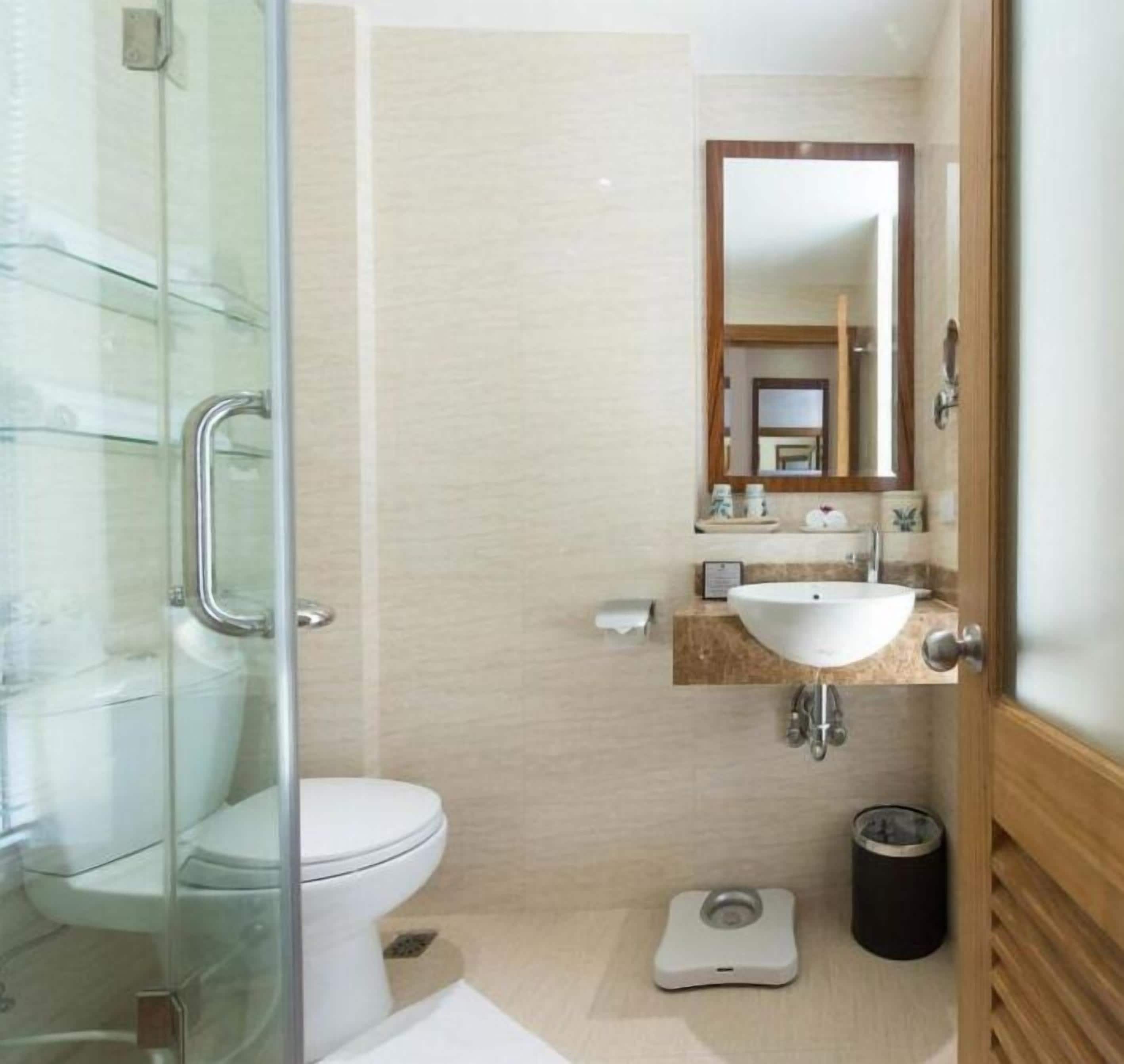 shower, rainfall showerhead, free toiletries, hair dryer