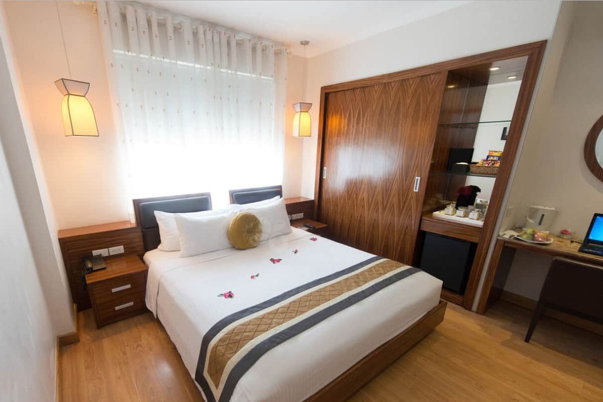 Deluxe Room | Peralatan tempat tidur premium, tilam berlapik, bar mini
