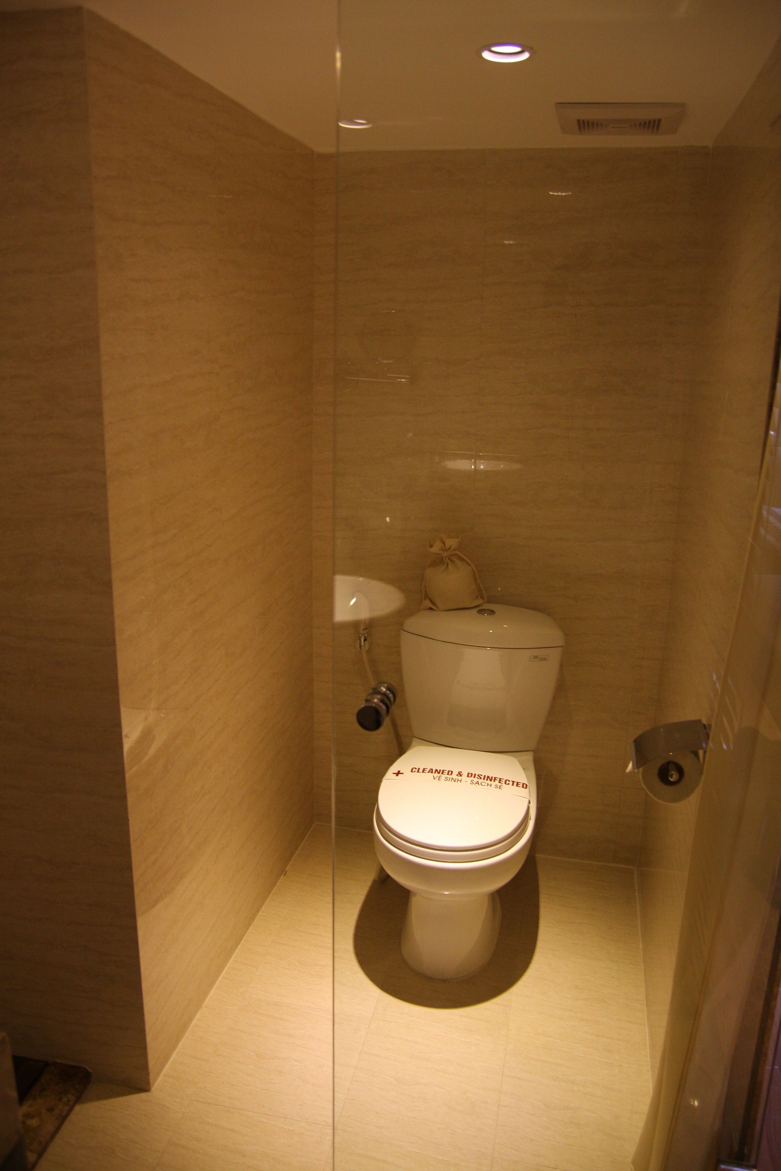 shower, rainfall showerhead, free toiletries, hair dryer