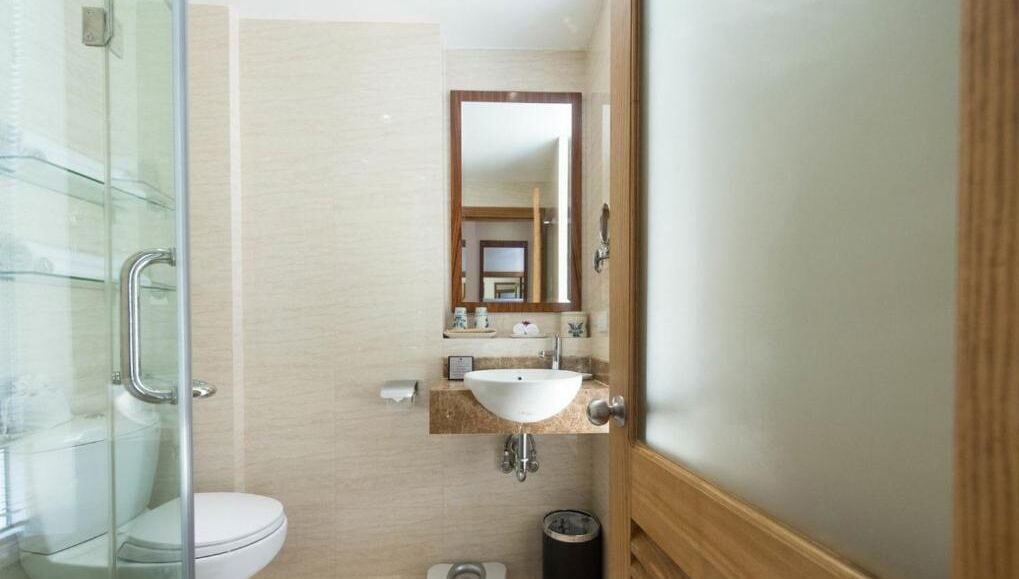 shower, rainfall showerhead, free toiletries, hair dryer