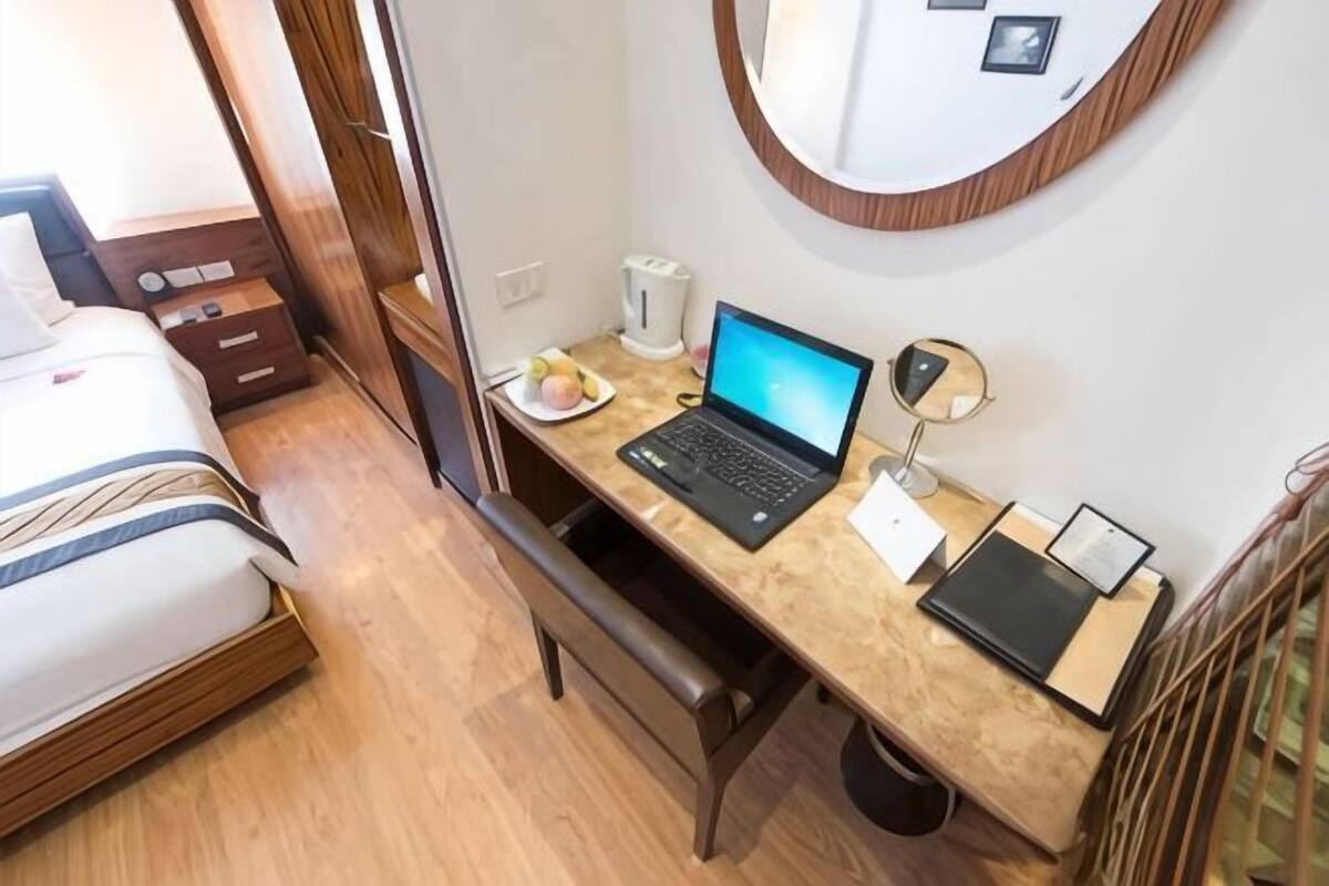 Premium bedding, pillowtop beds, minibar, in-room safe