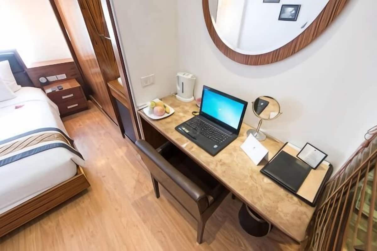 Premium bedding, pillowtop beds, minibar, in-room safe
