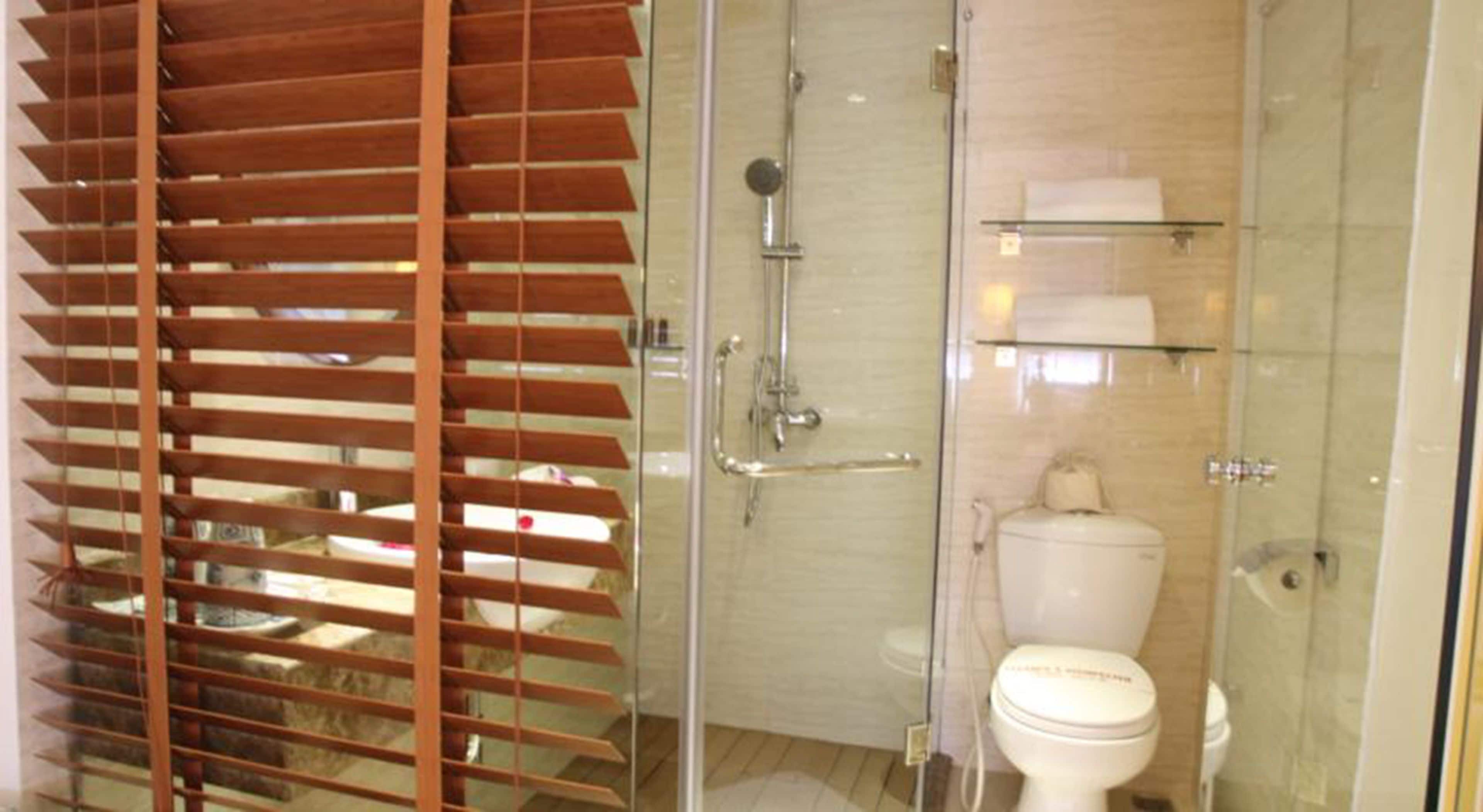 shower, rainfall showerhead, free toiletries, hair dryer