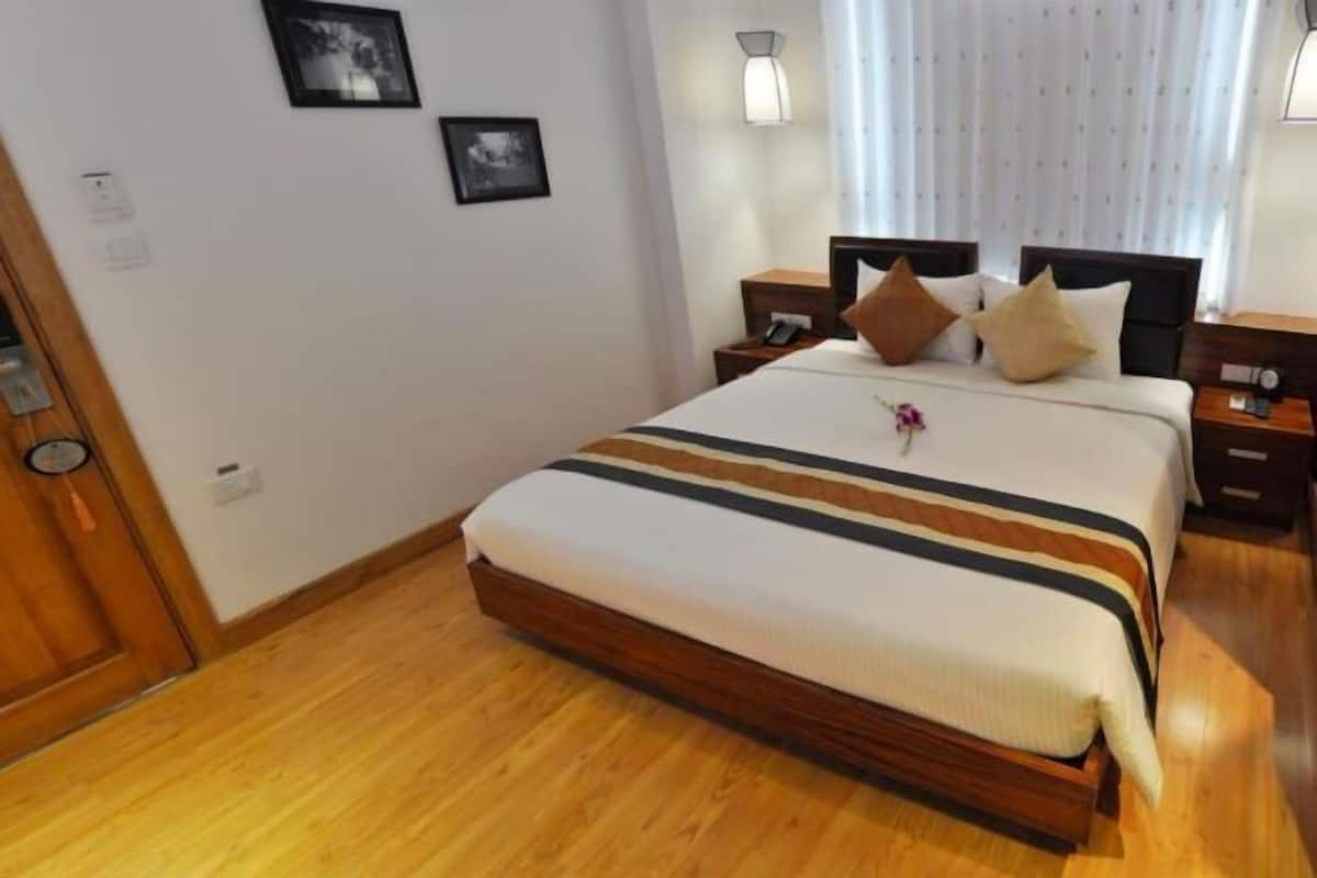 Premium bedding, pillowtop beds, minibar, in-room safe