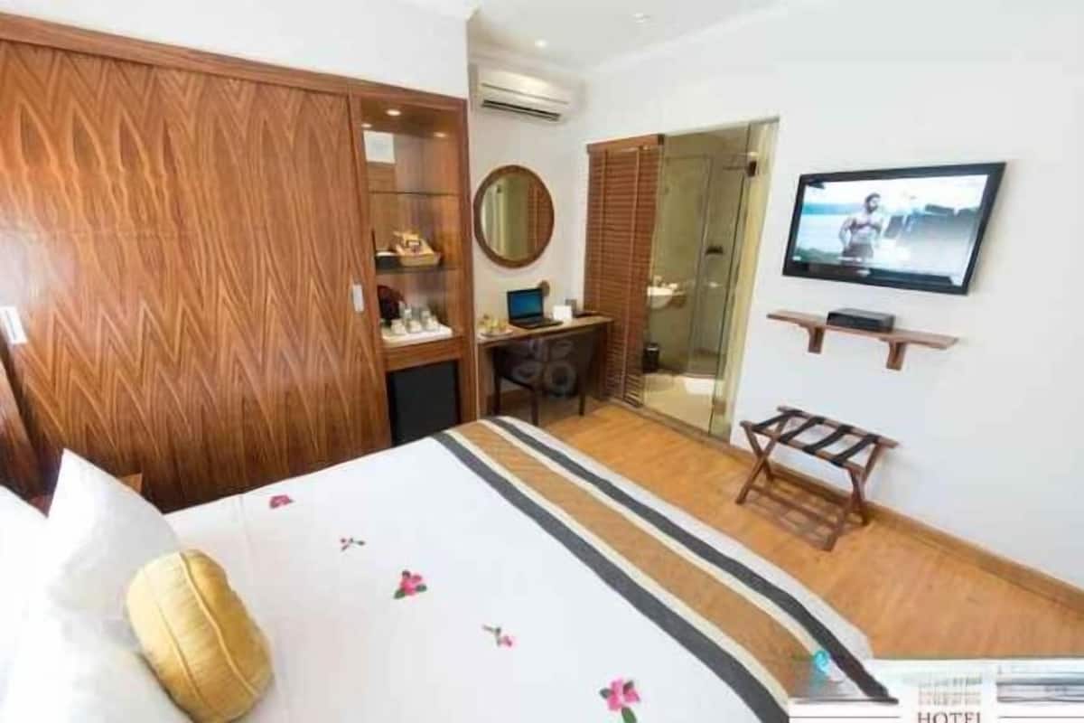 Premium bedding, pillow-top beds, minibar, in-room safe