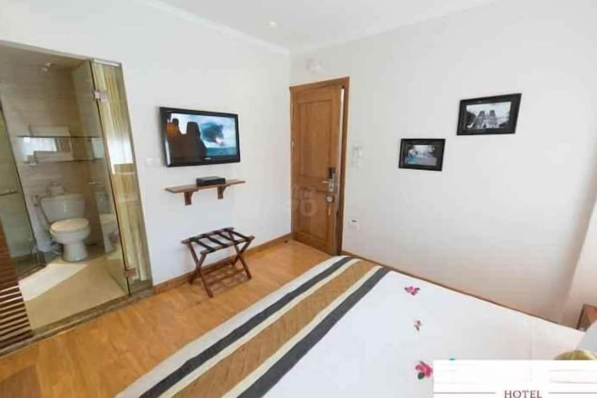Premium bedding, pillowtop beds, minibar, in-room safe