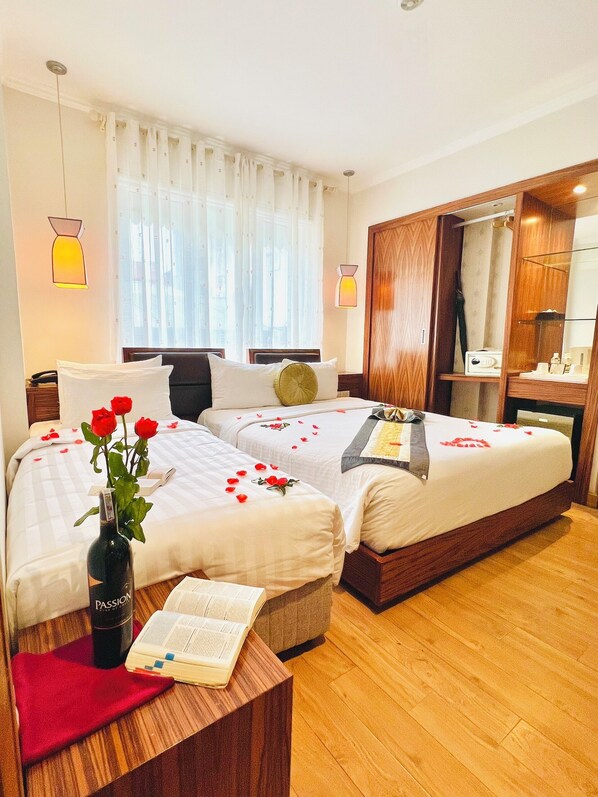 Premium bedding, pillow-top beds, minibar, in-room safe - Hanoi Elite Hotel (Hanoi)