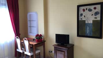 Double Room, 1 Queen Bed, Private Bathroom | 1 bedroom, in-room safe, desk, free WiFi