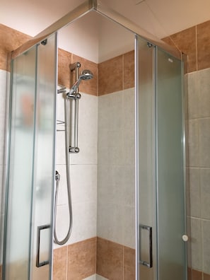 Douche, sèche-cheveux, serviettes fournies, savon