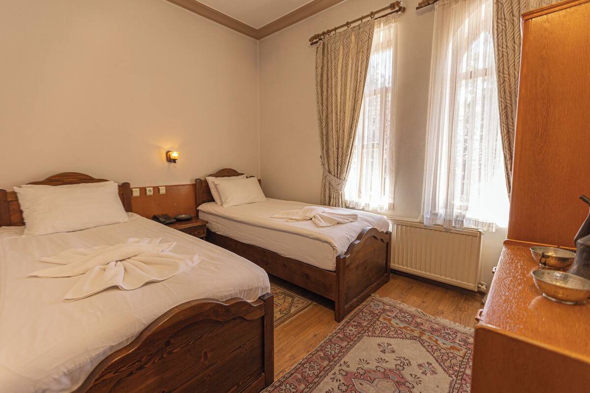 Standard Twin Room | Desk, soundproofing, WiFi (free), individually decorated