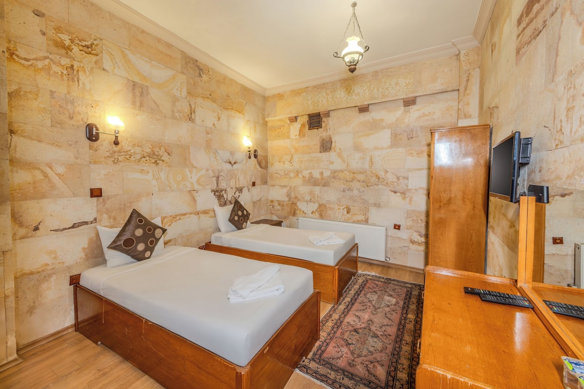 1 bedroom, individually decorated, individually furnished, desk