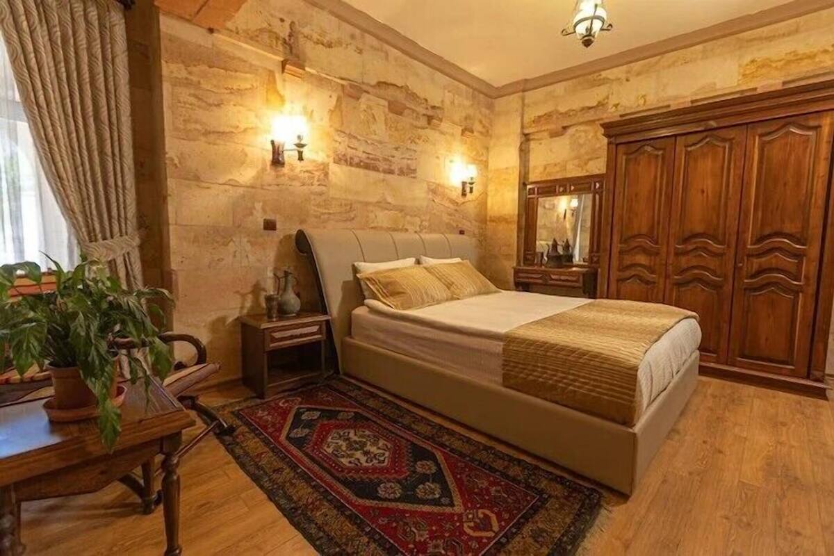 Family Triple Room | Desk, soundproofing, WiFi (free), individually decorated