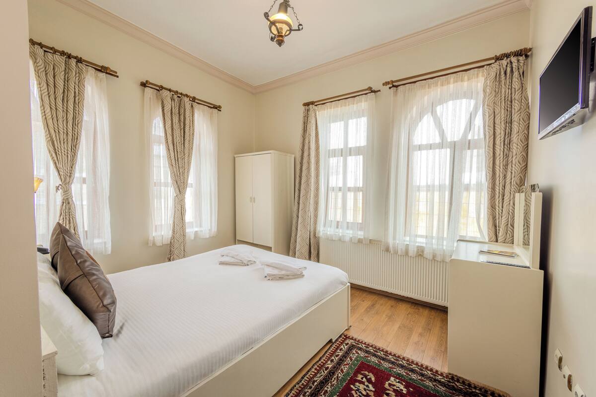 Standard Double Room | Desk, soundproofing, WiFi (free), individually decorated