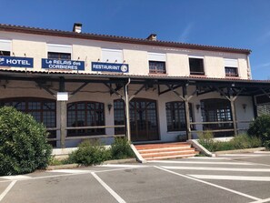 A building with a sign for a hotel, a restaurant, and a bakery. - Le Relais des Corbières (Lezignan-Corbieres)