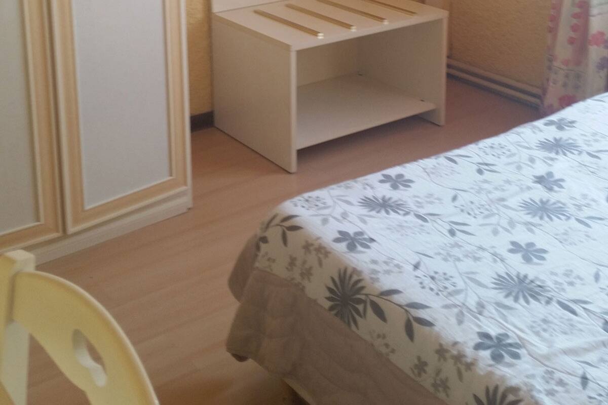 1 bedroom, cribs (free), WiFi (free)