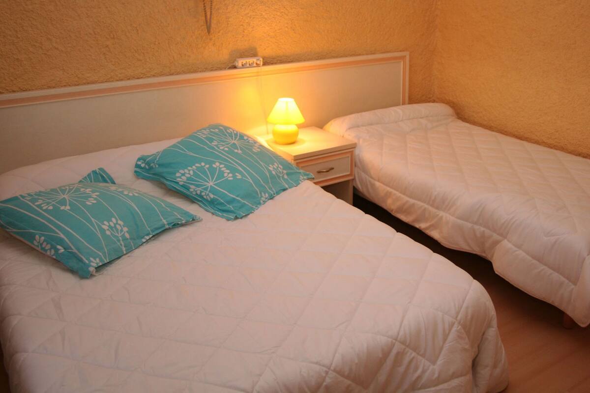 1 bedroom, cribs (free), WiFi (free)