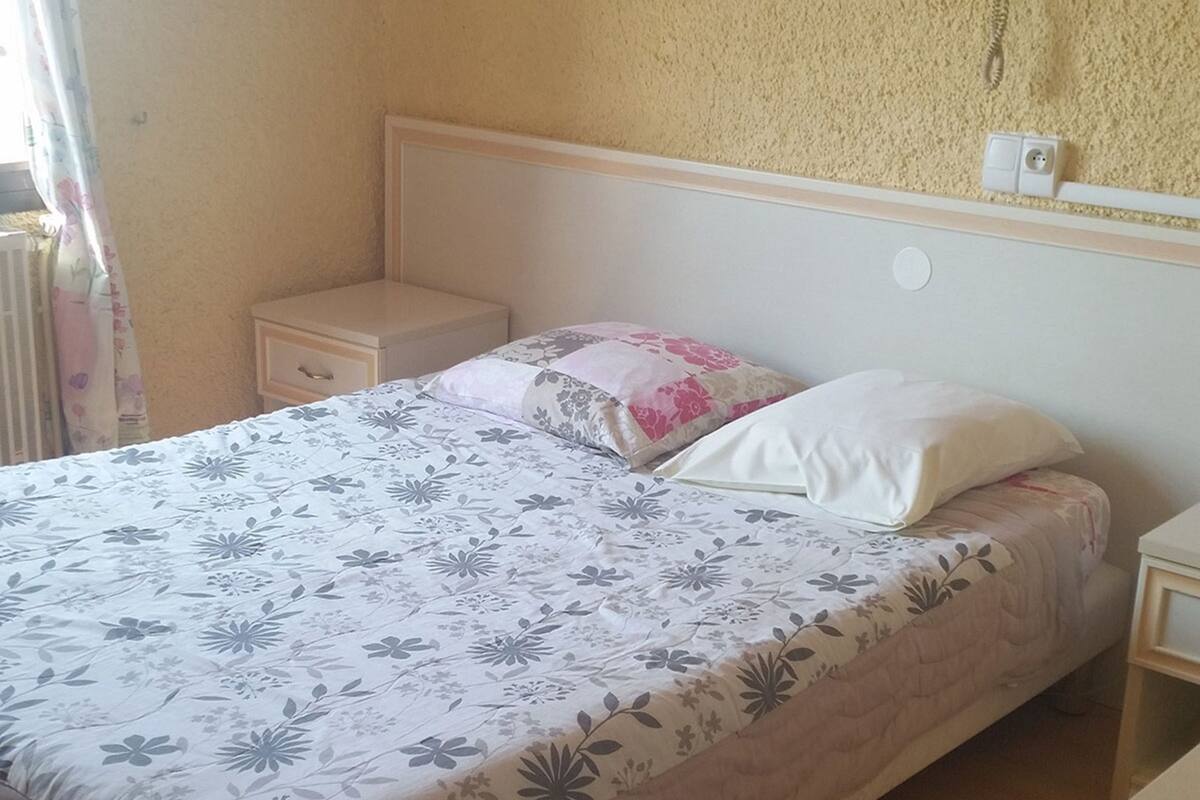 1 bedroom, cribs (free), WiFi (free)