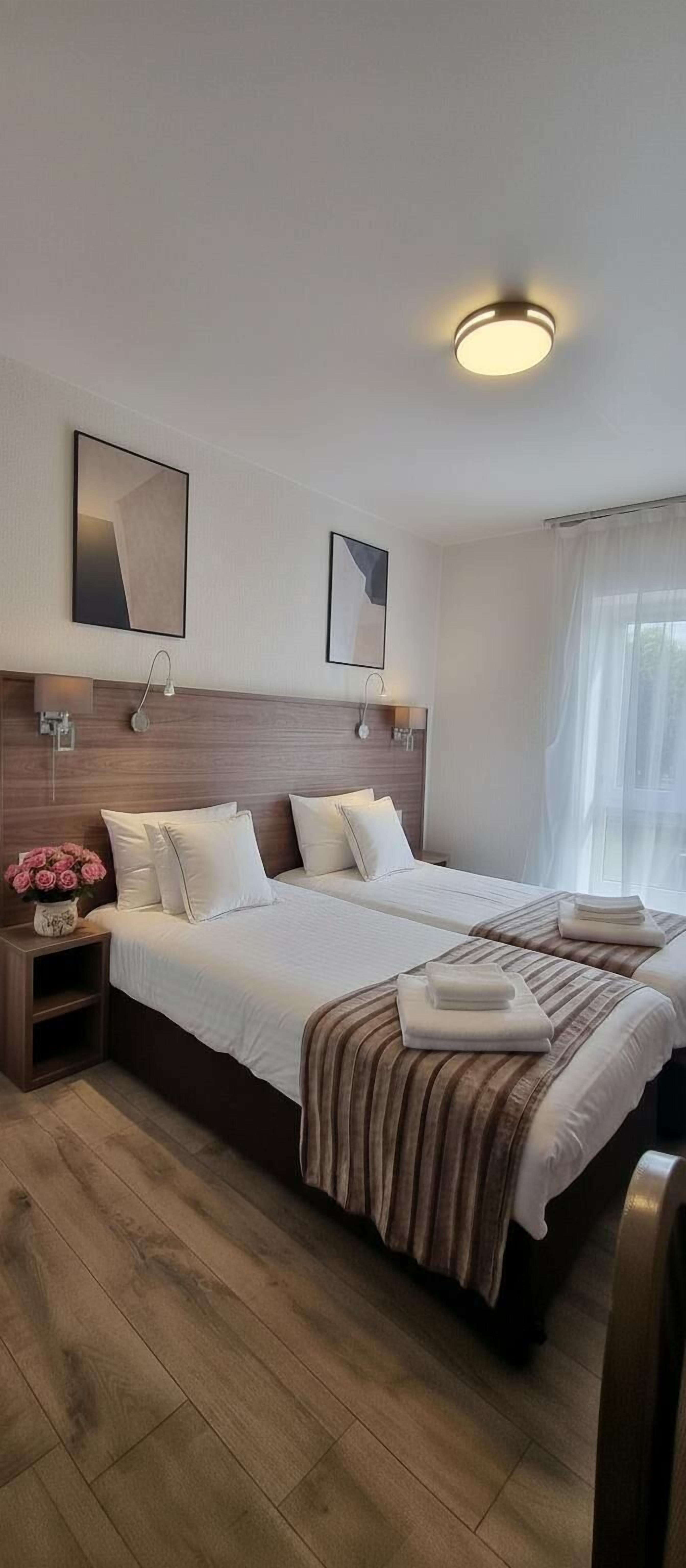 スタンダード ルーム シングルベッド 2 台 | デスク、アイロン / アイロン台、ベビーベッド (無料)、WiFi (無料)