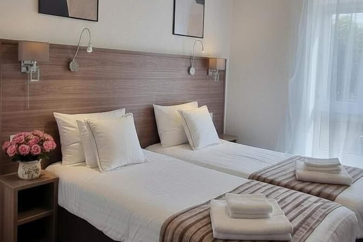 Standard-huone, 2 yhden hengen sänkyä | Työpöytä, silitysrauta/-lauta, ilmaiset vauvansängyt, ilmainen Wi-Fi