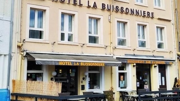 Un edificio con un letrero que dice "HOTEL LA BUISSONNIERE".