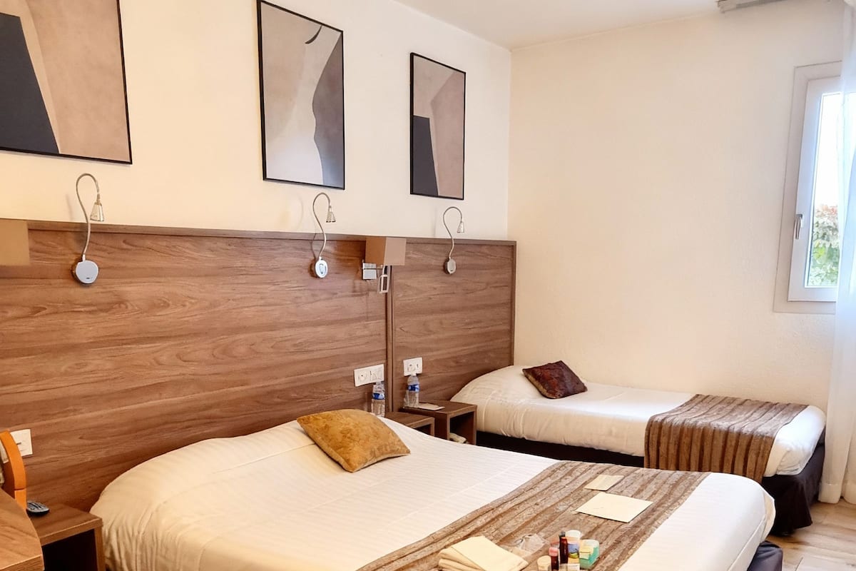 Kolmen hengen comfort-huone | Työpöytä, silitysrauta/-lauta, ilmaiset vauvansängyt, ilmainen Wi-Fi