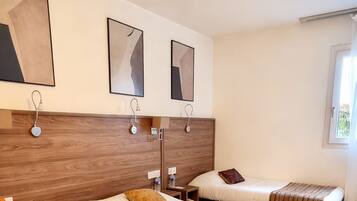 Comfort Triple Room | Desk, iron/ironing board, free cribs/infant beds, free WiFi