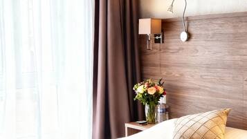 Phòng đôi tiện nghi đơn giản | Bàn, bàn ủi/dụng cụ ủi quần áo, nôi (giường cho trẻ sơ sinh) miễn phí