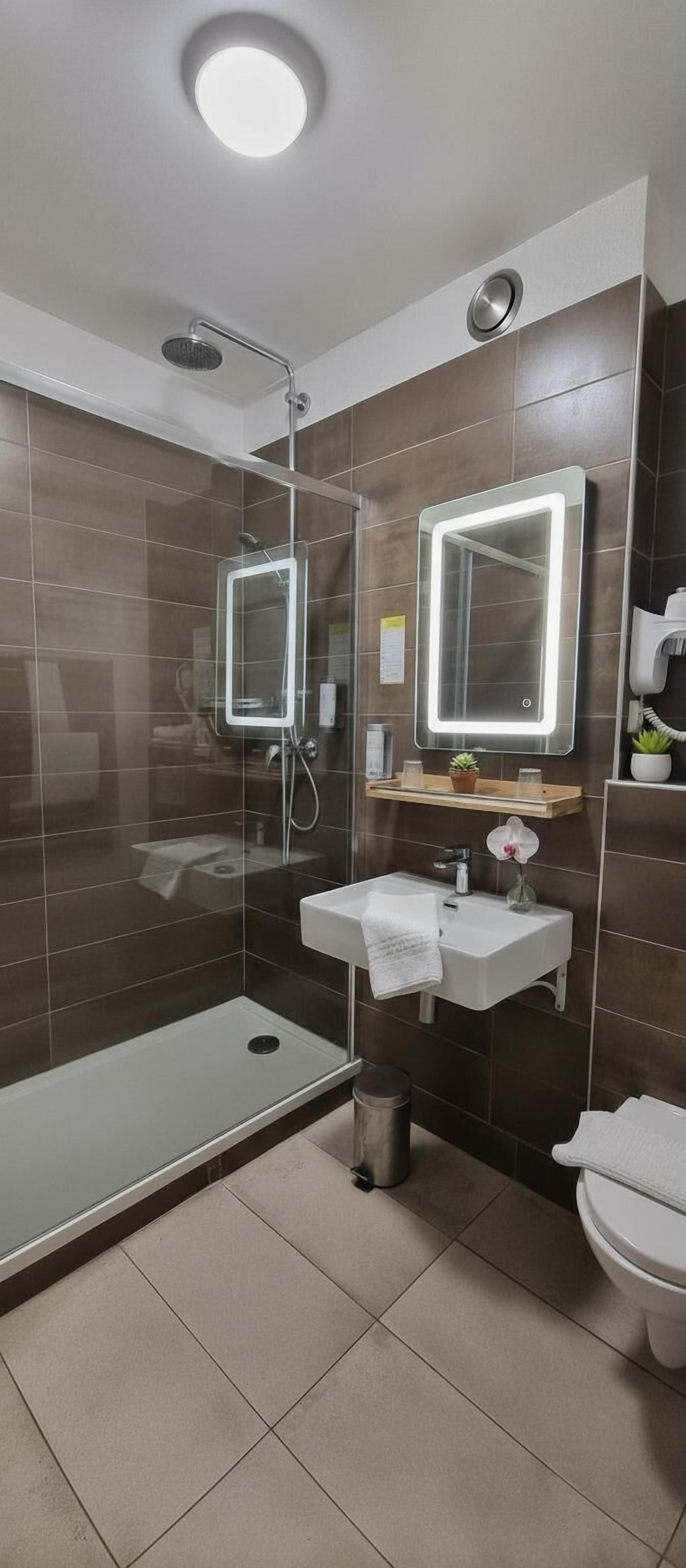 Bañera con aguas termales, artículos de tocador gratuitos