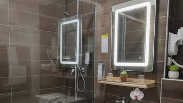 Bañera con aguas termales, artículos de tocador gratuitos