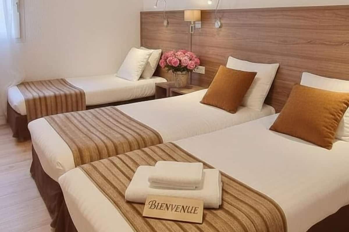 Kolmen hengen huone | Työpöytä, silitysrauta/-lauta, ilmaiset vauvansängyt, ilmainen Wi-Fi