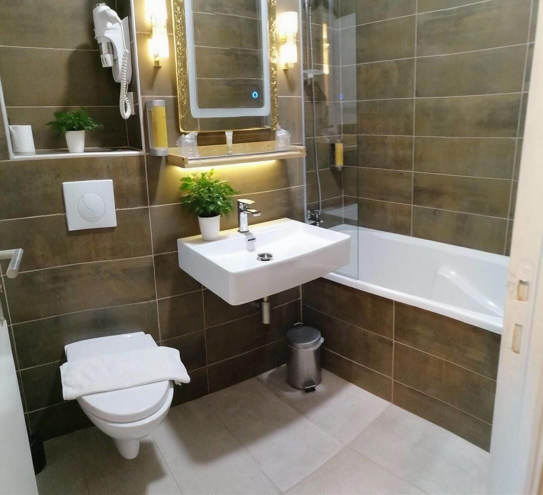 温泉浴槽、バスアメニティ (無料)、ヘアドライヤー、タオル