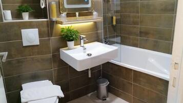 Baignoire d'eau douce, articles de toilette gratuits, sĂšche-cheveux