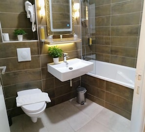 Spring water tub, free toiletries, hair dryer, towels