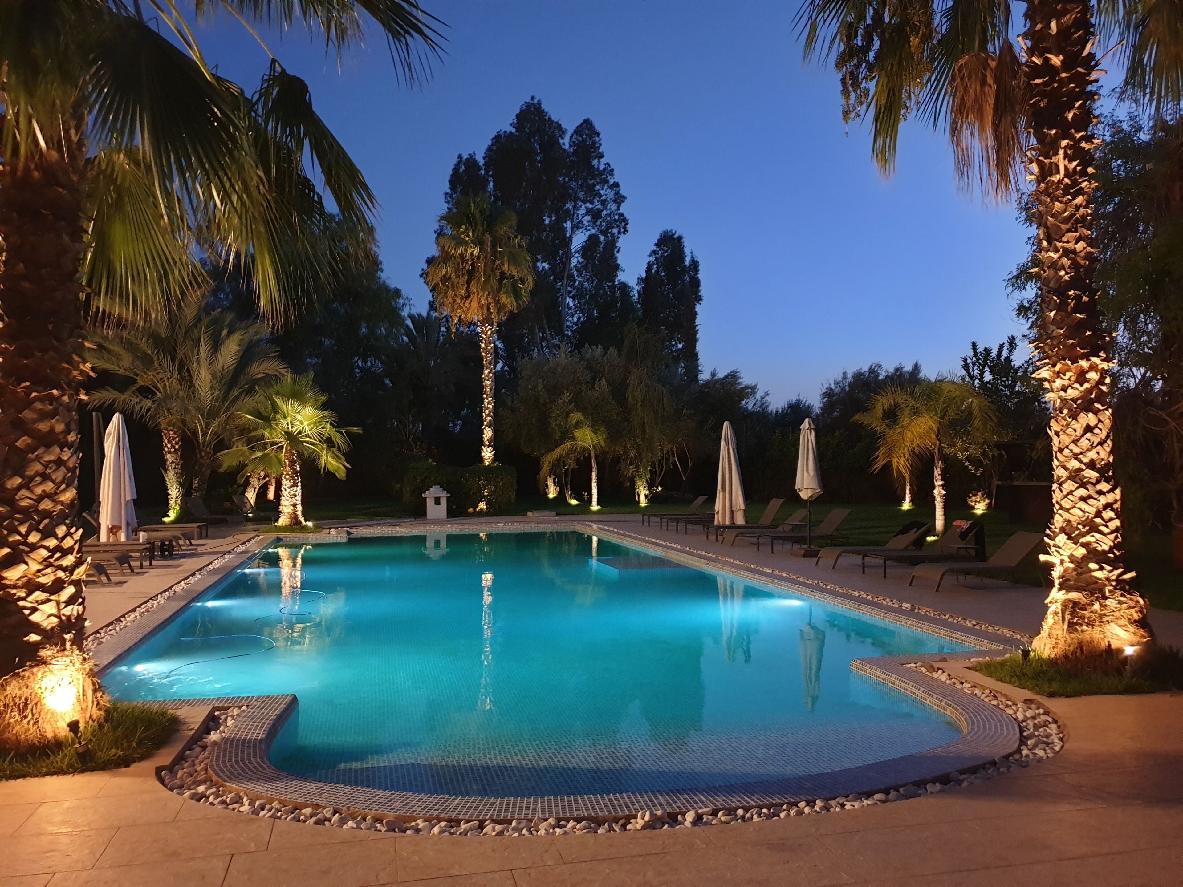 2 piscinas al aire libre, sombrillas, sillones reclinables de piscina