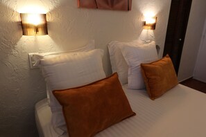 Standard Double Room, Ensuite, Garden View (n°6 - 1er étage) | Blackout curtains, soundproofing, bed sheets - Hotel Villa Roseraie (Vence)