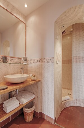 Superior Quadruple Room, Ensuite (n°4 - 2ème étage) | Bathroom | Free toiletries, hair dryer, bathrobes, soap - Hotel Villa Roseraie (Vence)
