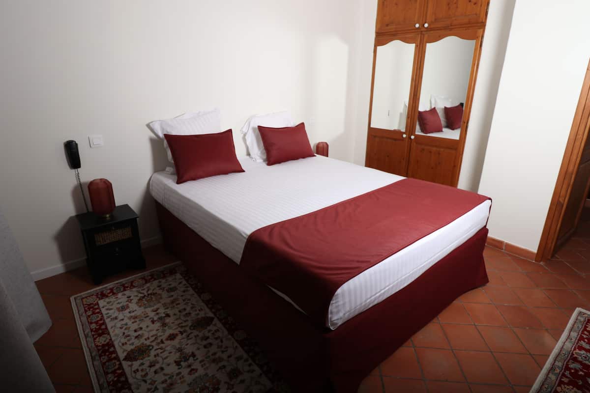 Tweepersoonskamer, en-suite badkamer (n°10 - Rez de jardin) | 1 slaapkamer, verduisterende gordijnen, geluiddichte muren, beddengoed