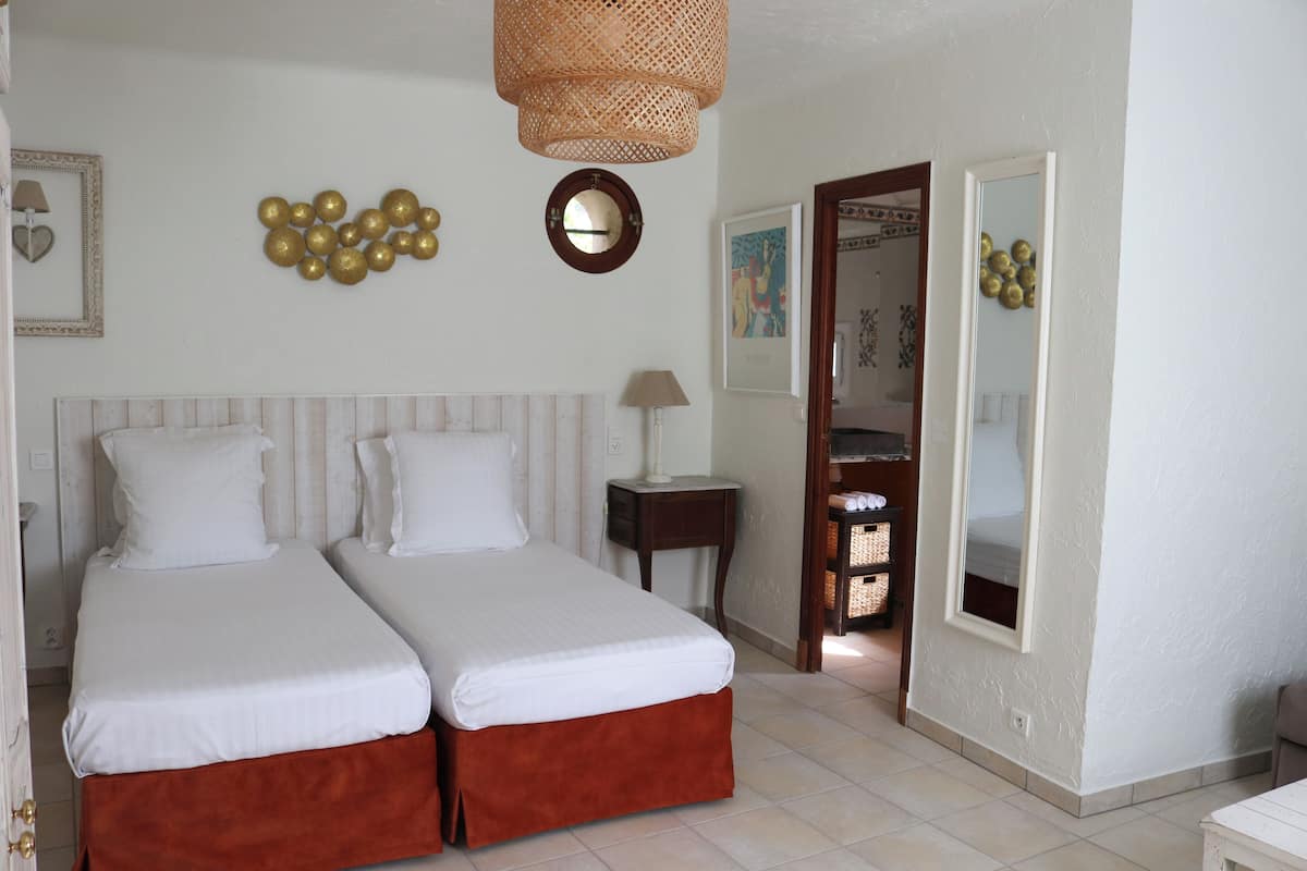 Chambre Quadruple Supérieure, salle de bains attenante (n°11 - Rez de jardin)