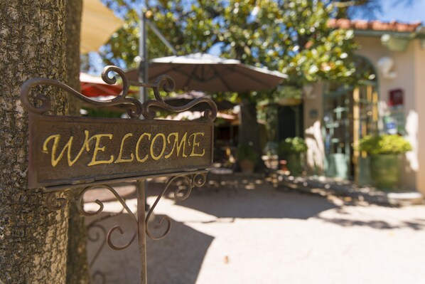 A metal welcome sign attached to a tree. - Hotel Villa Roseraie (Vence)