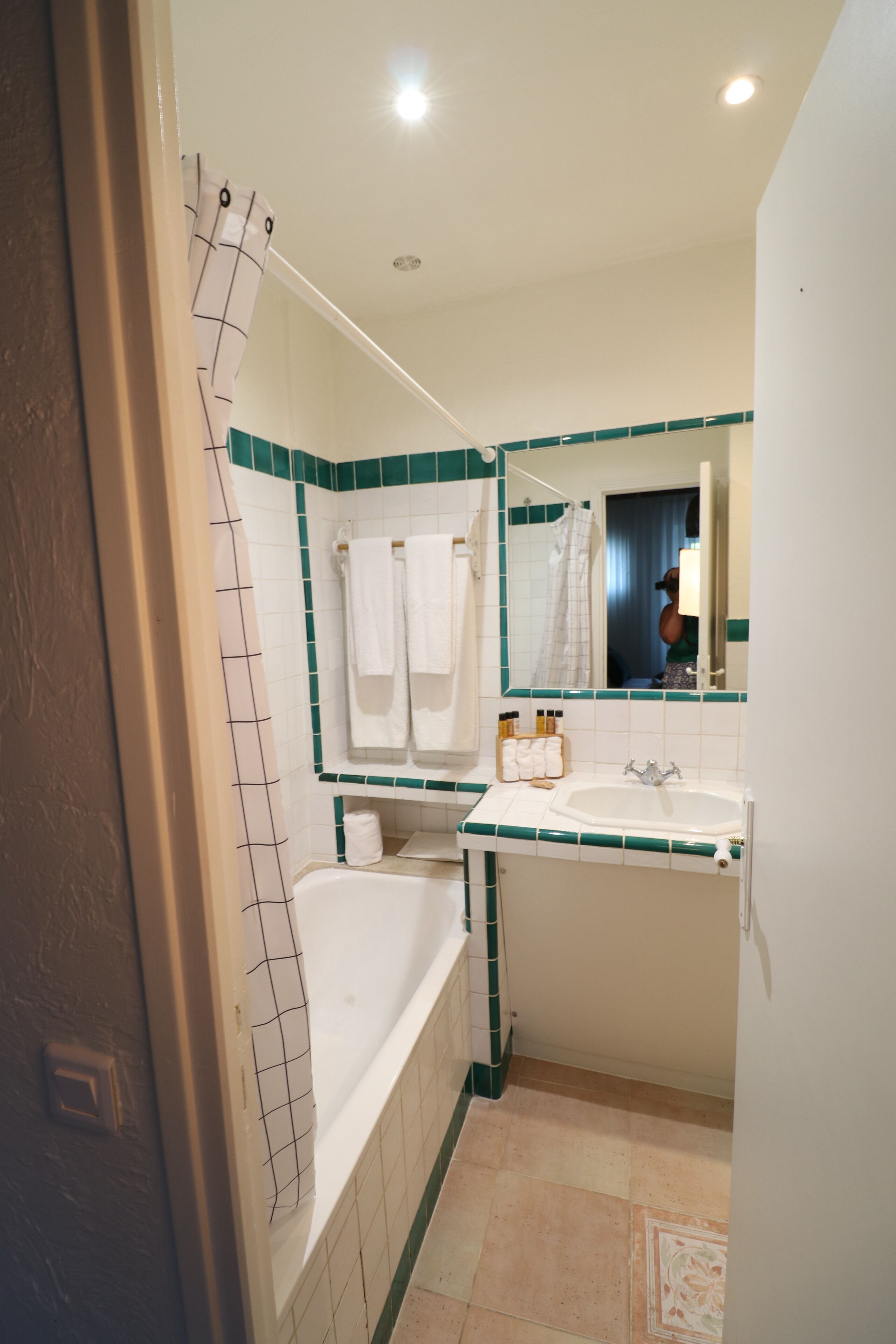 Un baño con bañera, lavamanos y espejo.