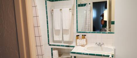 Un baño con bañera, lavamanos y espejo.