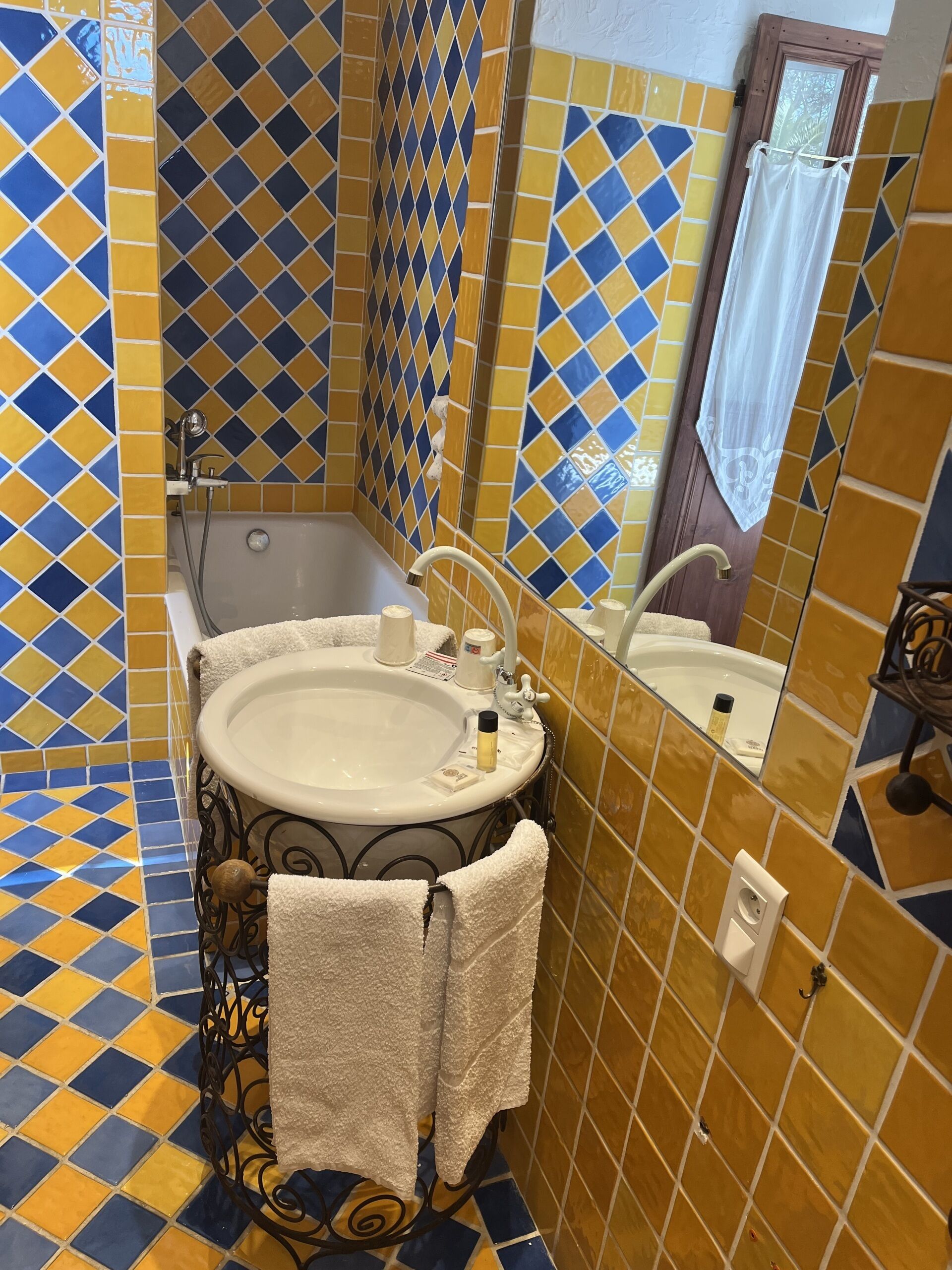 Une salle de bain avec une baignoire, un lavabo et un miroir.