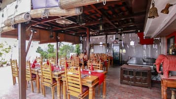 Petit déjeuner et déjeuner servis sur place, restauration en plein air