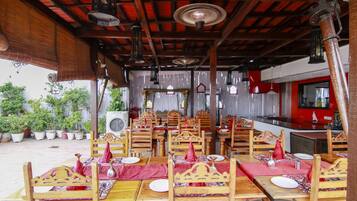 Breakfast, lunch, dinner served; al fresco dining