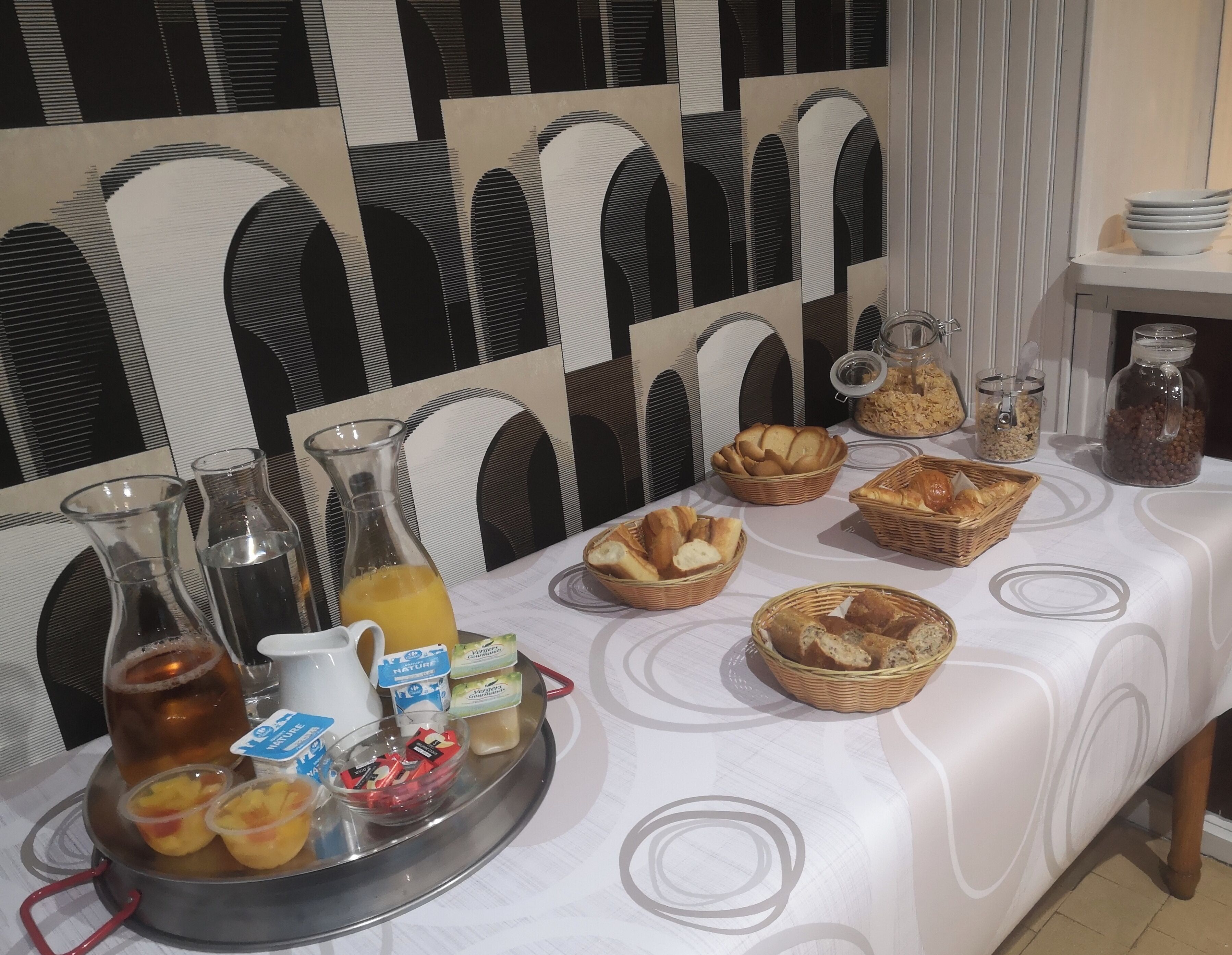Daily continental breakfast (EUR 9.5 per person)