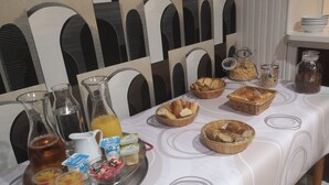 Un buffet de petit-déjeuner avec divers aliments et boissons disposés sur une table.