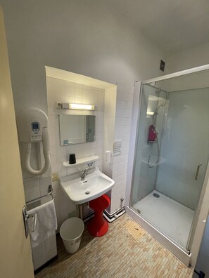 Comfort-huone | Kylpyhuone | Ympäristöystävälliset hygieniatuotteet, hiustenkuivaaja, pyyhkeet
