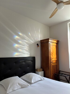 Ropa de cama de alta calidad, colchones con efecto memoria y escritorio 